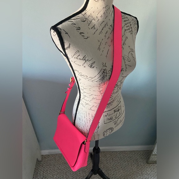 Burberry calfskin smooth grain small Burleigh crossbody bag in neon pink - Picture 3 of 16